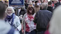 Orang-orang yang mengenakan kostum menakutkan berpartisipasi dalam Zombie Walk dan Parade Halloween tahunan di Essen, Jerman, Minggu (31/10/2021). Setiap 31 Oktober sebagian masyarakat dunia ikut memeriahkan perayaan Halloween. (AP Photo/Martin Meissner)