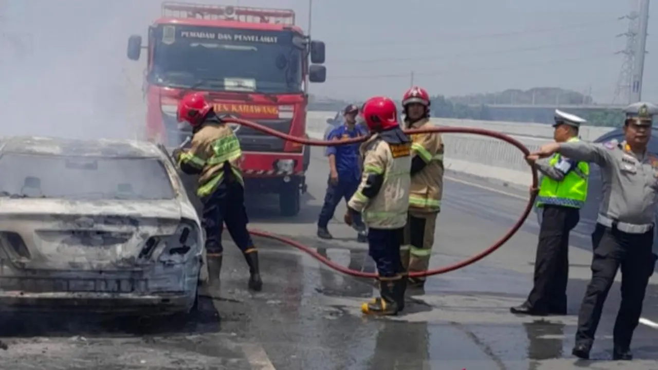 Mobil Camry Terbakar di Tol Japek, Pengemudi Selamat
