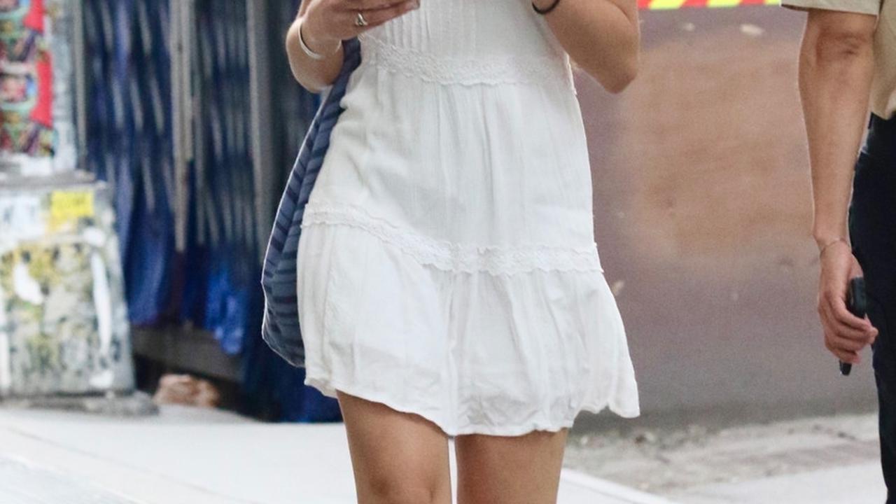 Suri Cruise, yang segera memulai perjalanan akademisnya, memancarkan kecantikan yang jelas diwarisi dari orangtuanya, Katie Holmes dan Tom Cruise.