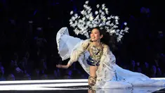 Model Tiongkok, Ming Xi jatuh tersungkur di atas catwalk Victoria’s Secret Fashion Show 2017 saat memperagakan koleksi lingerie di Shanghai, Senin (20/11). Ming mengenakan busana warna biru dan silver dengan headpiece bunga yang rumit. (FRED DUFOUR/AFP)