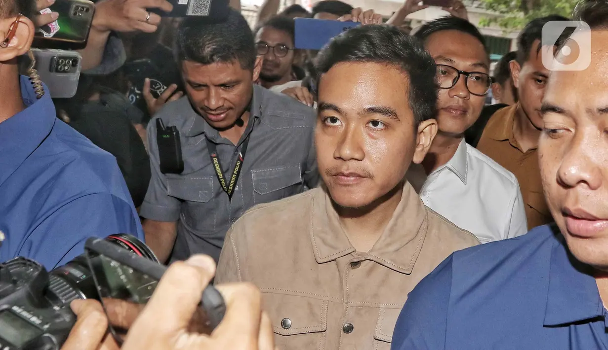 Kedatangan Gibran memenuhi panggilan Bawaslu Jakarta Pusat untuk klarifikasi. (Liputan6.com/Angga Yuniar)