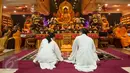 Suasana perayaan Hari Trisuci Waisak di Wihara Ekayana Arama-Indonesia Buddhist Center, Tanjung Duren, Jakarta, Kamis (11/5). (Liputan6.com/Gempur M Surya)