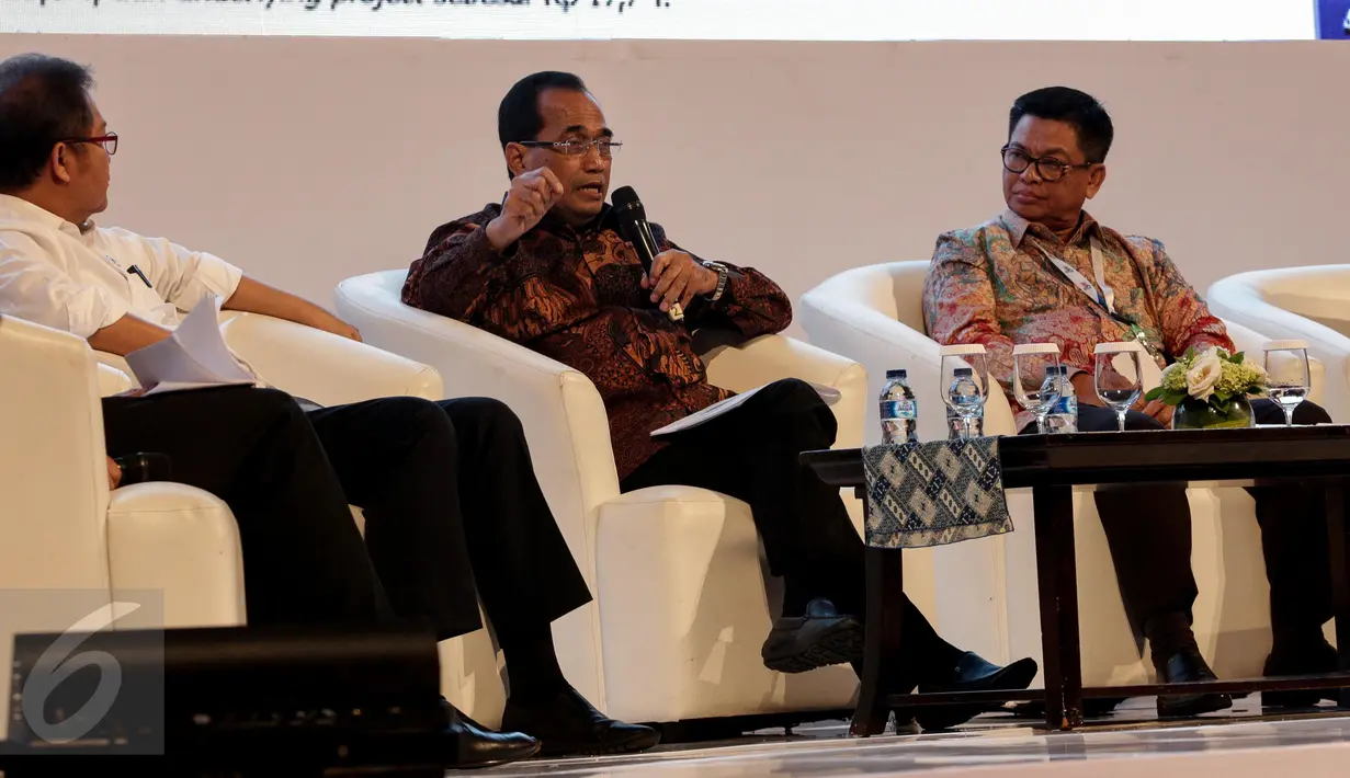 Menhub Budi Karya Sumadi mengikuti diskusi yang digelar pada perayaan 'Sewindu PT SMI - Hari Bakti untuk Negeri' di Jakarta, Rabu (22/3). PT Sarana Multi Infrastruktur (Persero) merayakan hari jadinya yang ke-8 alias sewindu. (Liputan6.com/Faizal Fanani)