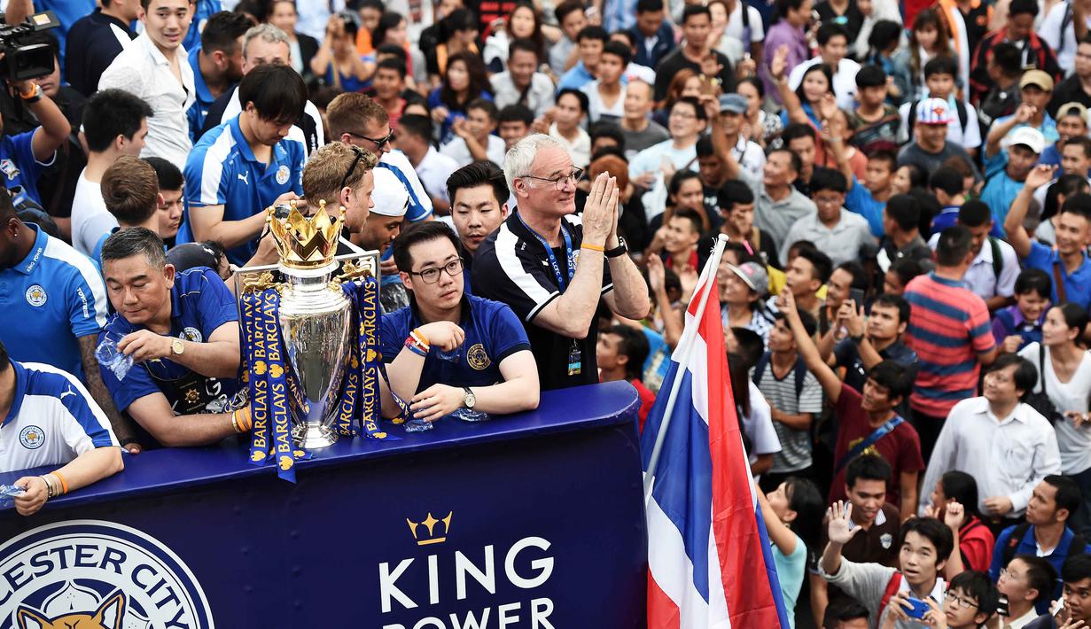 Claudio Ranieri memberikan salam khas tradisi Thailand "wai" kepada warga saat parade Leicester City bersama trofi juara Liga Inggris 2015/2016 di Bangkok, (19/5/2016). (AFP/Lillian Suwanrumpha)