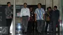 Menpan RB, Yuddy Chrisnandi (kedua kiri) didampingi Pimpinan KPK Alexander Marwata (batik biru) usai melakukan pertemuan di KPK, Jakarta, (18/3). Pertemuan mengenai perihal LHKPN para pejabat negara yang belum disetorkan. (Liputan6.com/Helmi Afandi)