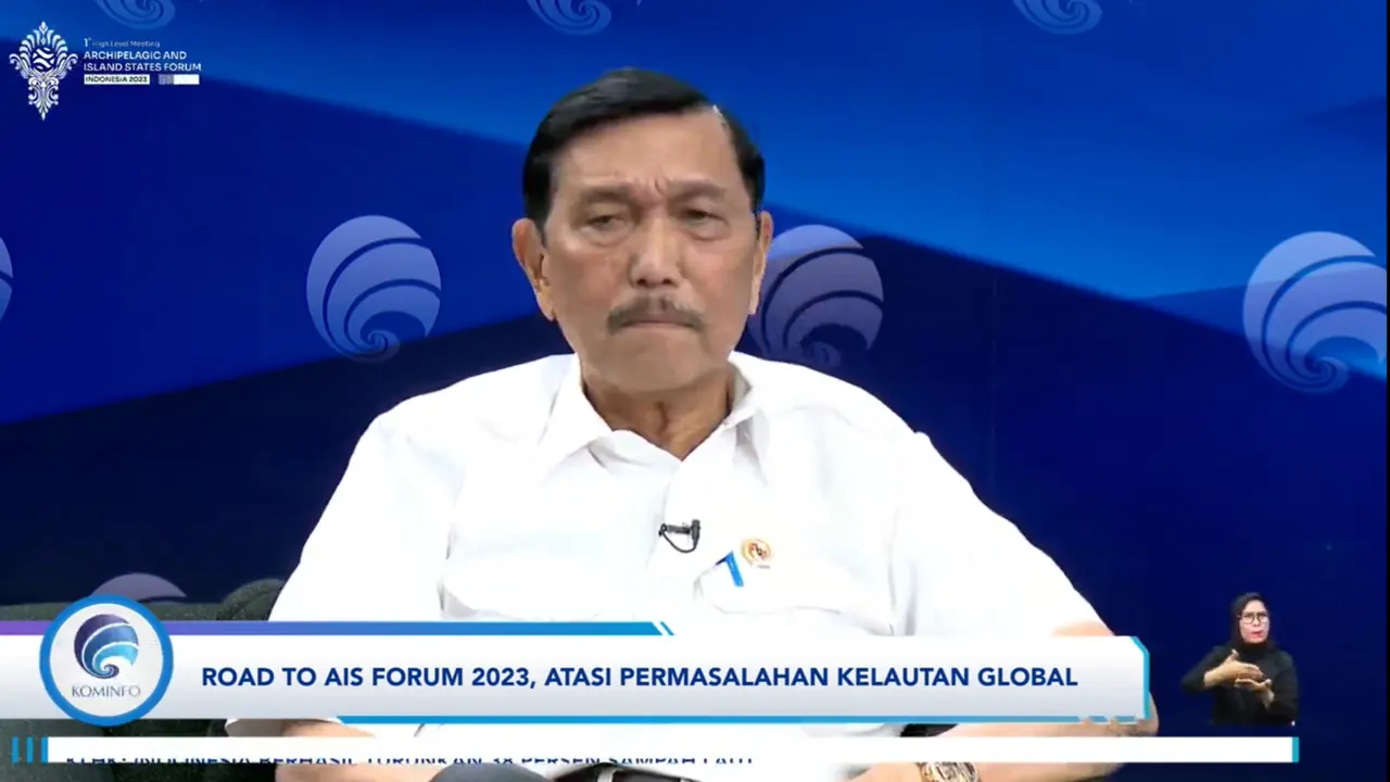 Menteri Koordinator bidang Kemaritiman dan Investasi Luhut Binsar Pandjaitan dalam Forum Merdeka Barat (FMB) 9, Road to AIS Forum 2023, di Jakarta, Senin (25/9/2023). (Arief/Liputan6.com)