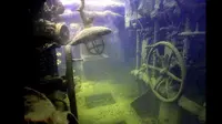 Berada di tengah-tengah situs perkuburan bagi bangkai kapal-kapal yang luar biasa ini seperti melihat sebuah museum bawah air 
