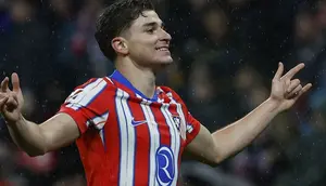 Julian Alvarez merayakan gol pada laga Athletic Bilbao vs Atletico Madrid di pekan ke-26 La Liga 2024/2025 (c) Ofisial X LALIGA