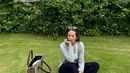 Liburan ke Bali selalu jadi momen yang pas untuk tampil santai namun tetap stylish, dan itulah yang ditunjukkan oleh Enzy Storia. [@enzystoria].
