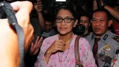 Aktris Jajang C. Noer menyambangi Kantor Komisi Pemberantasan Korupsi (KPK) untuk memberikan dukungan untuk KPK, Jakarta, Rabu, (18/02/15). (Liputan6.com/Faisal R Syam)