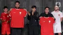 Menpora Dito Ariotedjo (kedua kiri), Pelatih Timnas Indonesia Shin Tae-yong dan Ketua umum PSSI, Erick Thohir saat Indonesia menghadiri peluncuran kostum baru di Jakarta, Senin (18/3/2024). (Liputan6.com/Herman Zakharia)