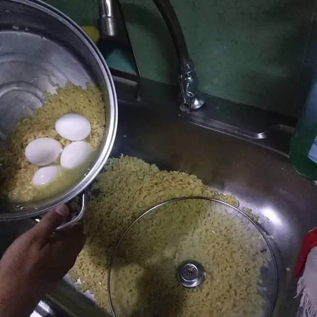 6 Momen Apes Masak Mi Berujung Tumpah Ini Bikin Kecewa