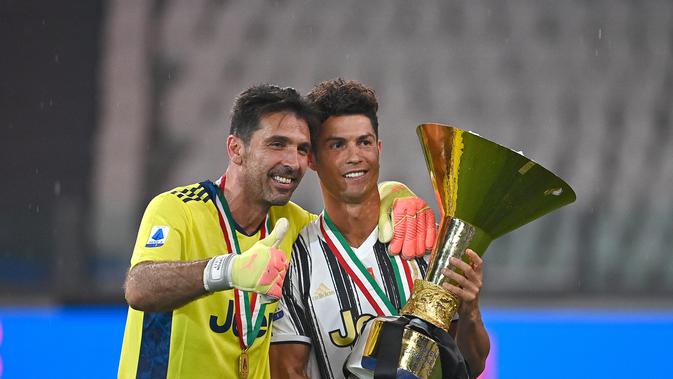 Cristiano Ronaldo merayakan gelar juara bersama Gianluigi Buffon (AFP)