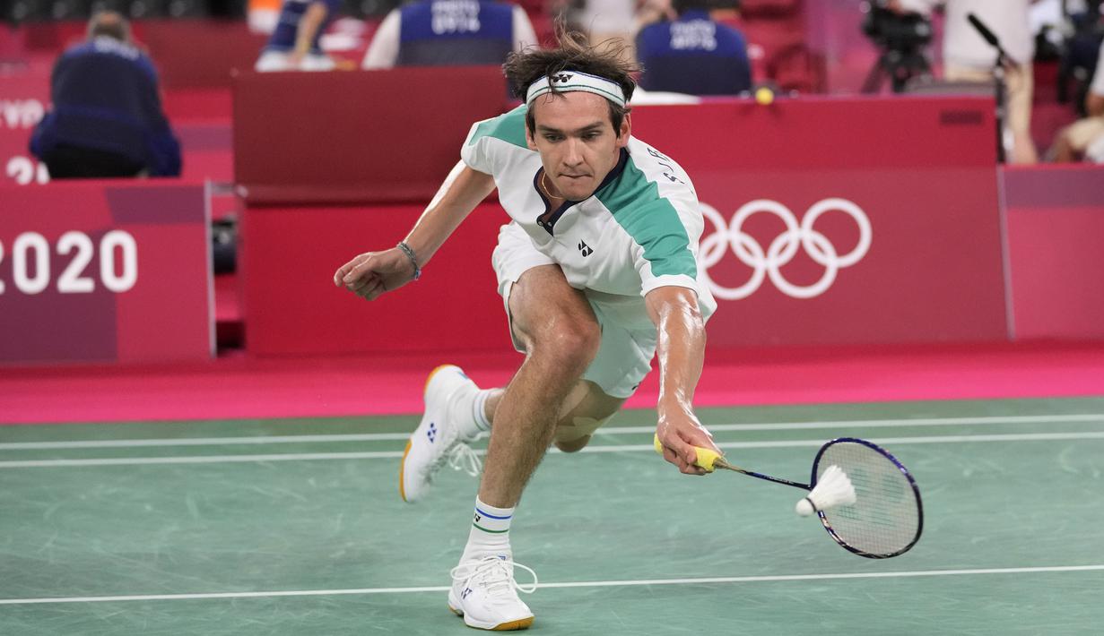Pada gim kedua, permainan tak terlalu banyak berubah. Sergey Sirant begitu kewalahan atas dominasi Ginting hingga defisit skornya melebar. Interval gim kedua dapat ditutup dengan skor 11-4 dengan keunggulan Ginting. (Foto: AP/Dita Alangkara)