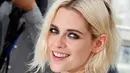 Senyum manis Kristen Stewart saat sesi pemotretan untuk film "Cafe Society" sebelum pembukaan Festival Film Cannes ke-69 di Cannes, Prancis, 11 Mei 2016. Kristen Stewart tampil dengan busana serba putih. (REUTERS / Regis Duvignau)
