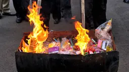 Bahan kimia obat senilai Rp 7,47 miliar tersebut dimusnahkan dengan cara dibakar di halaman Kantor BPOM, Jakarta, Senin (26/5/14). (Liputan6.com/Johan Tallo)