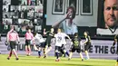 Penonton menyaksikan pertandingan Liga Denmark antara AGF dengan Randers FC melalui aplikasi video conference di Ceres Park, Aarhus, Denmark, Kamis (28/5/2020). Laga ini menjadi pertandingan pertama yang melibatkan suporter melalui aplikasi pertemuan virtual. (Henning Bagger/Ritzau Scanpix via AP)