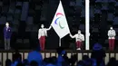 Para atlet, juri, dan pelatih mengucapkan sumpah saat upacara pembukaan Paralimpiade 2020 di Stadion Nasional Tokyo, Selasa, 24 Agustus 2021. (AP Photo/Shuji Kajiyama)