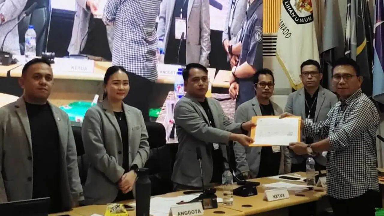 Ketua KPU Manado Ferley B Kaparang menyerahkan hasil pleno kepada perwakilan pasangan Andrei Angouw - Richard Sualang pada, Senin (2/12/2024).