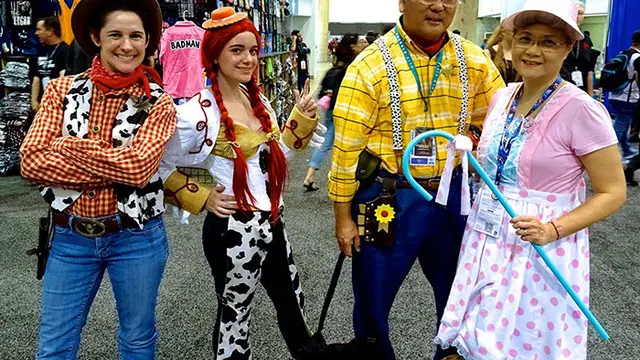 Tua-Tua Keladi, Ini Gaya Unik Cosplayer Pensiunan yang Gaul
