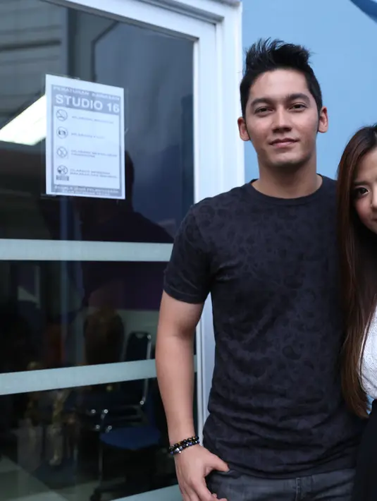 Pasangan kekasih ini juga sepakat bungkam mengenai tanggal pernikahannya. (Andy Masela/Bintang.com)