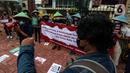 Organisasi WALHI bersama masyarakat Rukun Tani Sumberejo Pakel melakukan aksi di depan Mabes Polri, Jakarta, Jumat (21/1/2022). Mereka menuntut kekerasan yang dilakukan oknum aparat kepolisian terhadap Warga Rukun Tani Sumberejo Pakel, Desa Pakel, Banyuwangi, Jawa Timur. (Liputan6.com/Johan Tallo)