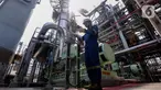 Petugas Pertamina memeriksa fasilitas produksi Crude Destillation Unit (CDU) Kilang Pertamina Internasional (KPI) unit Balongan di Indramayu, Jawa Barat, Selasa (8/10/2024). (Liputan6.com/Angga Yuniar)