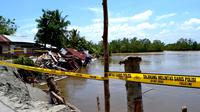 Belasan rumah di Kelurahan Kampung Bahari Kota Bengkulu terjun ke Muara akibat luapan air sungai Jenggalu (Liputan6.com/Yuliardi Hardjo)
