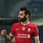 Pelatih Liverpool, Jurgen Klopp, memberikan selamat kepada Mohamed Salah usai timnya meraih kemenangan atas Atalanta pada laga lanjutan Liga Champions 2020/2021 di Gewiss Stadium, Rabu (4/11/2020) dini hari WIB. Liverpool menang 5-0 atas Atalanta. (AFP/Miguel Medina)