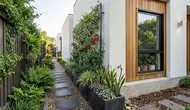 7 Inspirasi Taman Mungil di Samping Rumah Lebar 1 Meter, Desain Praktis untuk Lahan Terbatas