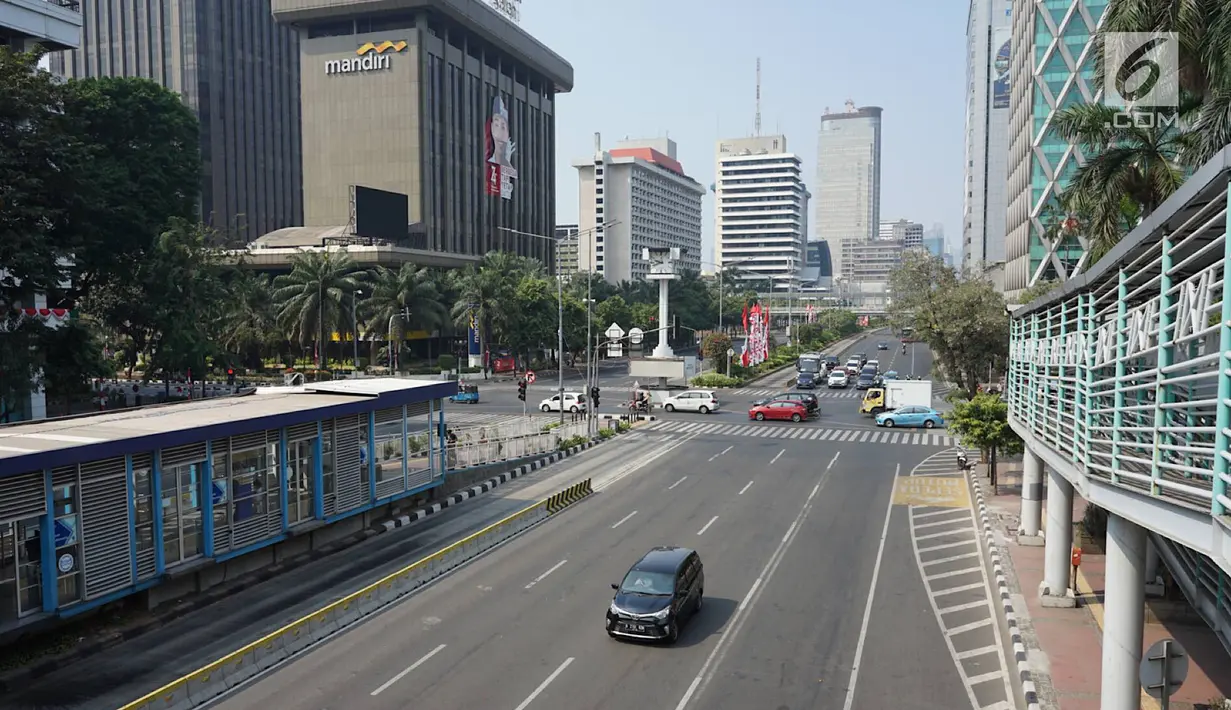 Kendaraan melintas di kawasan MH Thamrin, Jakarta Pusat, Minggu (11/8/2019). Pemprov DKI meniadakan Hari bebas kendaraan atau car free day (CFD) di sepanjang Jalan Jenderal Sudirman hingga Jalan MH Thamrin karena bertepatan dengan Idul Adha. (Liputan6.com/Immanuel Antonius)