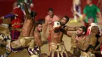 Pemain berebut bola saat pertandingan Calcio Storico Fiorentino di Piazza Santa Croce di Florence, Italia (24/6). Calcio Storico secara harafiah berarti “sepak bola kuno”. Permainan ini berasal dari abad 15. (AFP Photo/Filippo Monteforte)