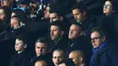 Mantan pemain MU, Michael Carrick dan Wayne Rooney saat menyaksikan pertandingan bekas klubnya melawan CSKA Moskow pada pertandingan grup A Liga Champions di Old Trafford, Inggris (5/12). MU menang 2-1 atas CSKA Moscow. (AP Photo/Dave Thompson)