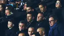 Mantan pemain MU, Michael Carrick dan Wayne Rooney saat menyaksikan pertandingan bekas klubnya melawan CSKA Moskow pada pertandingan grup A Liga Champions di Old Trafford, Inggris (5/12). MU menang 2-1 atas CSKA Moscow. (AP Photo/Dave Thompson)