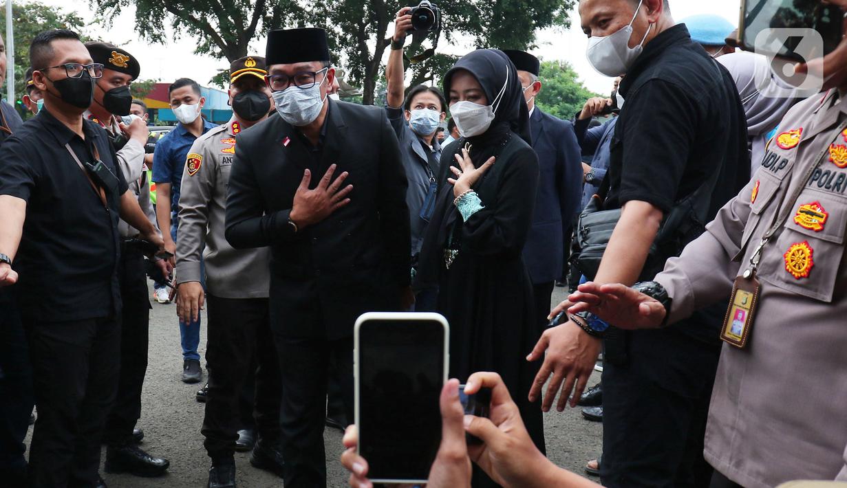 Gubernur Jawa Barat Ridwan Kamil dan istri Atalia Praratya menyapa awak media usai menerima jenazah putranya Emmeril Kahn Mumtadz atau Eril di Bandara Soekarno-Hatta, Minggu (12/6). Ridwan Kamil langsung membawa jenazah Eril menuju Bandung Jawa Barat untuk di makamkan. (Liputan6.com/Angga Yuniar)