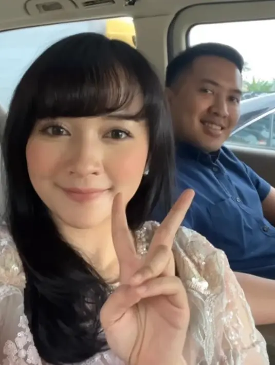 Ada Kinal yang  hadir mengenakan lace top dan celana kulot warna peach senada. [Instagram/@kinalputridevi]