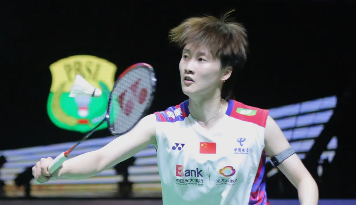 Pebulu tangkis tunggal putri China, Chen Yu Fei berusaha mengarahkan bola saat menghadapi wakil Spanyol, Carolina Marin pada laga semifinal turnamen bulu tangkis Indonesia Open 2024 di Istora Senayan, Jakarta, Sabtu (8/6/2024). Chen Yu Fei menang rubber game 21-11, 17-21 dan 21-13. (Bola.com/Syahkist Afi Daib)