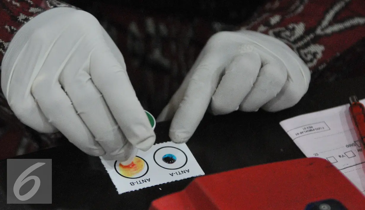 Petugas saat melakukan pengecekan golongan darah di ruang rapat BPPK Kemenlu, Jakarta, Jumat (24/7/15). Aksi donor darah tersebut menyambut hari kemerdekaan Indonesia pada tanggal 17 Agustus nanti. (Liputan6.com/Herman Zakharia)