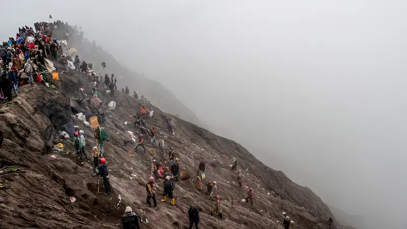 Yadnya Kasada, Ritual Melarung Sajen ke Kawah Gunung Bromo
