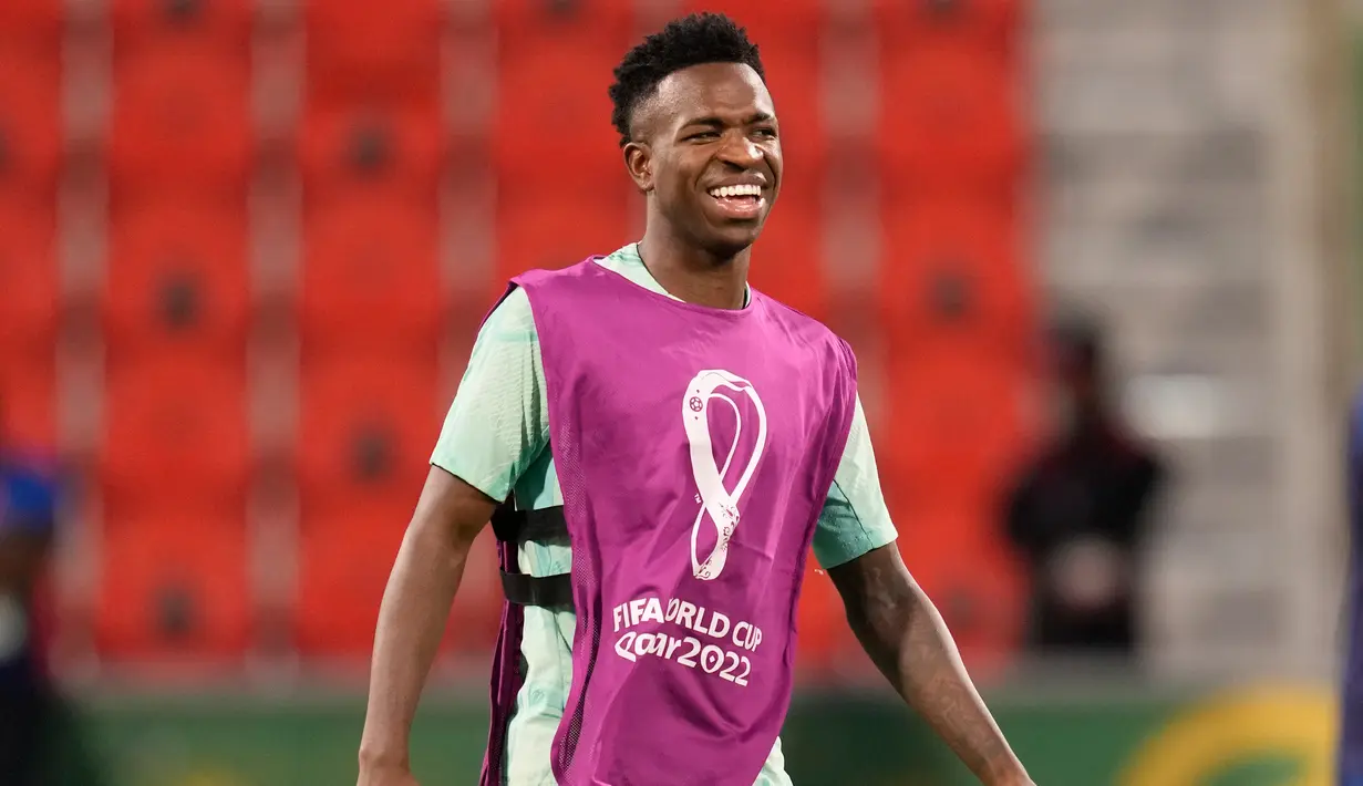 Pemain Brasil Vinicius Junior saat sesi latihan di Stadion Grand Hamad, Doha, Qatar, 8 Desember 2022. Brasil akan menghadapi Kroasia dalam pertandingan perempat final Piala Dunia 2022 pada 9 Desember. (AP Photo/Andre Penner)