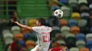 Bek Spanyol, Sergi Roberto berebut bola dengan penyerang Portugal, Andre Silva pada pertandingan persahabatan di stadion Jose Alvalade di Lisbon, Rabu (7/10/2020). Spanyol bermain imbang 0-0 atas Portugal. (AP Photo/Armando Franca)