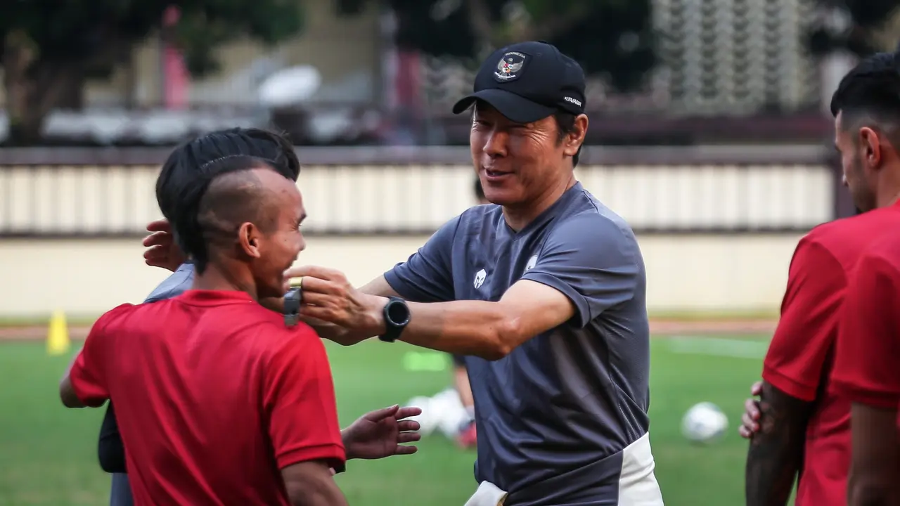 Foto: Momen Jenaka Shin Tae-yong saat Latihan Timnas Indonesia, Bandingkan Tinggi Badan Riko dan Jeje hingga Bingung Bedakan Duo Sayuri