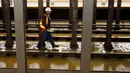 Pekerja memeriksa stasiun kereta bawah tanah Lincoln Center yang banjir di New York, Amerika Serikat, Senin (13/1/2020). Genangan air menghambat layanan kereta bawah tanah pada jam sibuk. (AP Photo/Richard Drew)