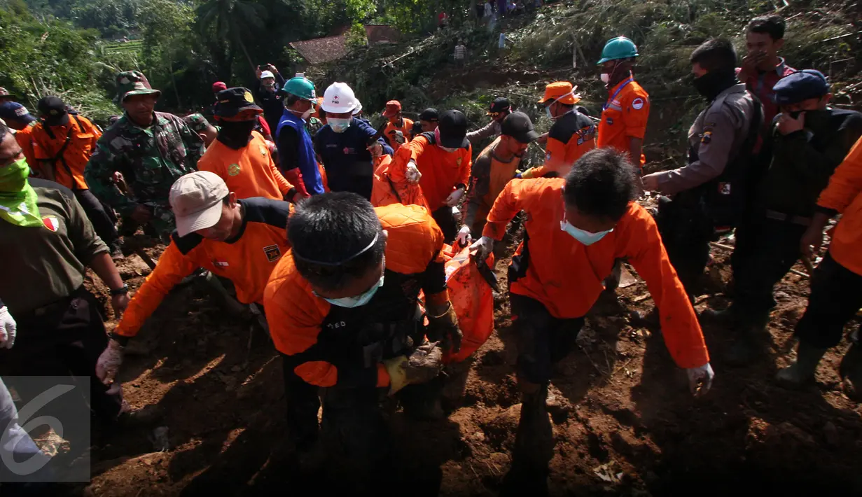 Tim penyelamat beserta relawan membawa jenazah yang berhasil di evakuasi, Desa Caok,Purworejo, Jawa Tengah, Selasa, (21/6). Evakusai hari ke tiga pasca longsor petugas berhasil menemukan dua jenazah di dusun tersebut. (Boy Harjanto)