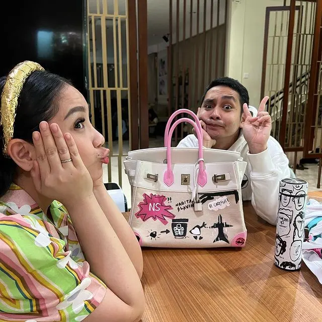 Nagita Slavina Kenakan Bando Bungkus Cokelat Rp2 Jutaan Saat Tas Hermes-nya Dilukis Seniman Lokal