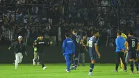 Diakhir pertandingan Aremania pun akhirnya masuk ke dalam lapangan sebagai bentuk kekecewaan mereka usai tim kesayangannya Arema digebuk Persebaya di Stadion Kanjuruhan, Malang, Sabtu (1/10/2022) malam. (Bola.com/Iwan Setiawan)