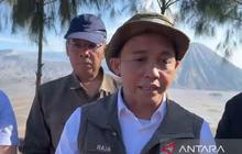Menteri Kehutanan Raja Juli Antoni: Water Bombing Bromo Dioptimalkan Padamkan Api