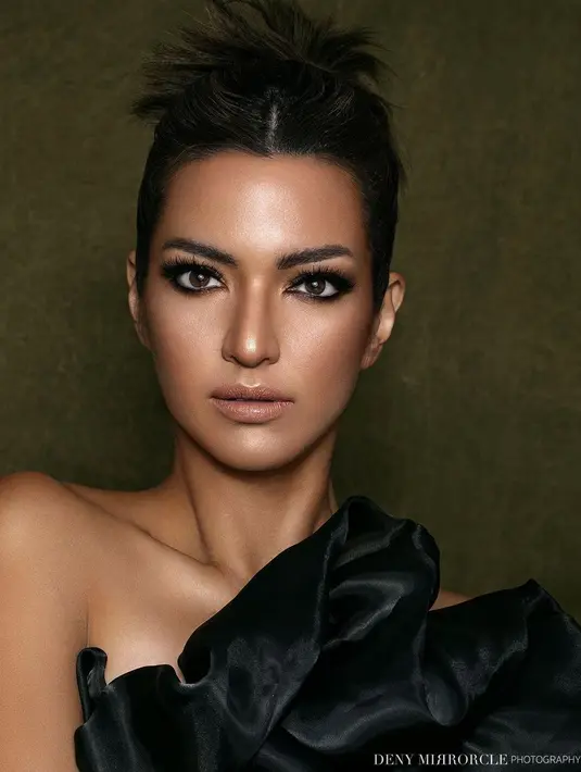 Salah satu foto yang memperlihatkan wajah penuh Nia Ramadhani dengan pulasan makeup bold karya MUA @victoria_makeupatelier banjir pujian. (Instagram/ramadhaniabakrie/denymirrorcle).