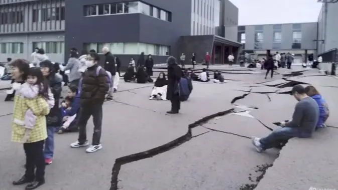 <p>Retakan terlihat di tanah di Wajima, prefektur Ishikawa, Jepang pada 1 Januari 2024 setalah gempa bumi. (Foto: Berita Kyodo melalui AP)</p>