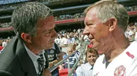 Manajer Chelsea Jose Mourinho (kiri) dan manajer Manchester United Sir Alex Ferguson saat keduanya bertemu pada 2007. (AFP/Carl de Souza)